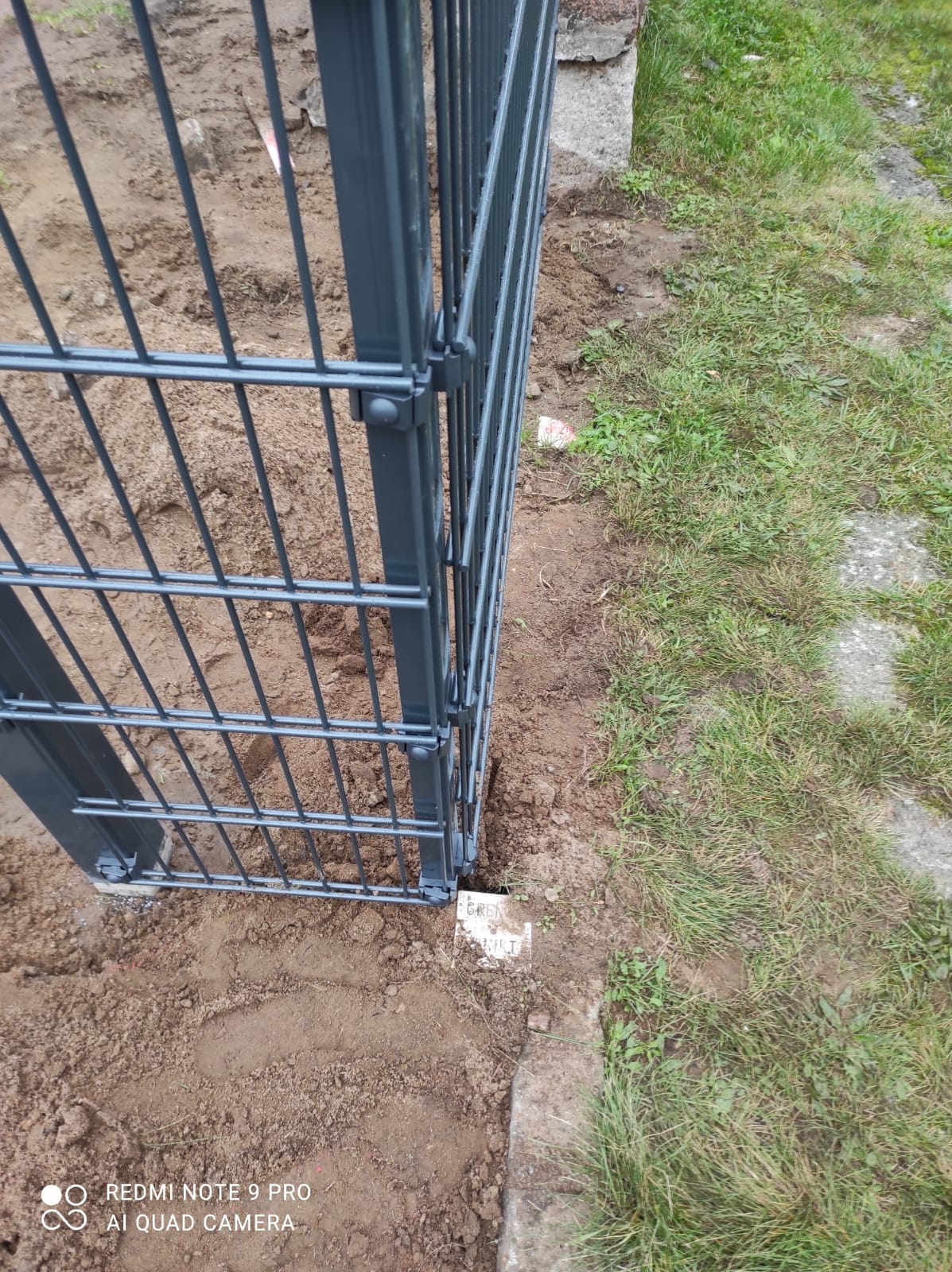 Zaun aus Paneelen im Garten bauen